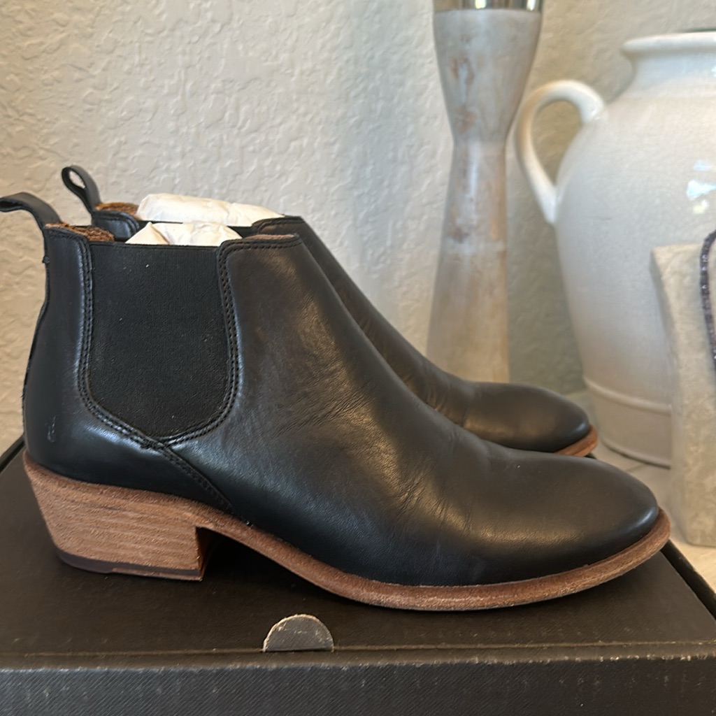 Frye Carson Chelsea Booties Black Size 9